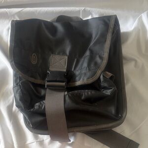 Men's Black Messenger Bike Bag with Gray Trim and Front Buckle on both sides.